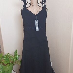 DISTURBIA 16/20 BLACK TEXTURED V NECK MAXI DRESS